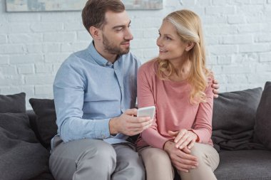 Anne ve yetişkin oğlu ile smartphone t ev gülümseyen portresi
