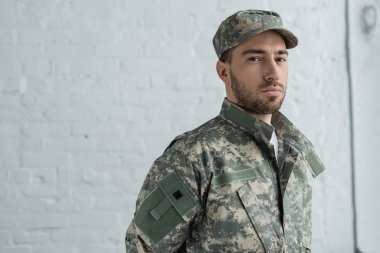 askeri üniforma kamera beyaz tuğla duvara bakarak içinde asker portresi