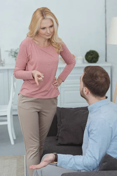 Moeder Volwassen Zoon Hebben Een Argument Thuis — Stockfoto