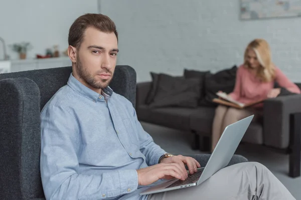 Selective Focus Man Laptop Mother Looking Photos Photo Album Sofa — Free Stock Photo