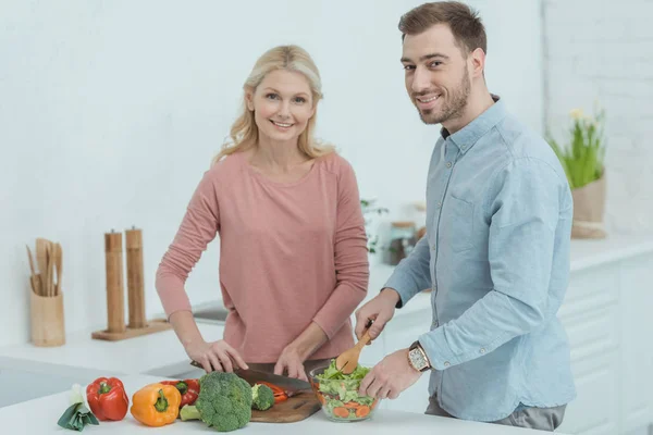 Portrait Family Cooking Salad Dinner Together Home — Free Stock Photo