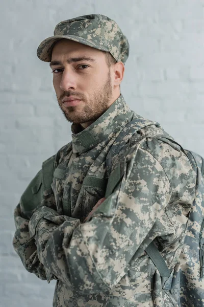 Portrait Soldat Uniforme Militaire Regardant Caméra Contre Mur Briques Blanches — Photo