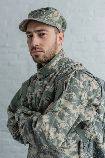 Porträtt Soldat Militär Uniform Som Tittar Kameran Mot Vit Tegelvägg — Stockfoto