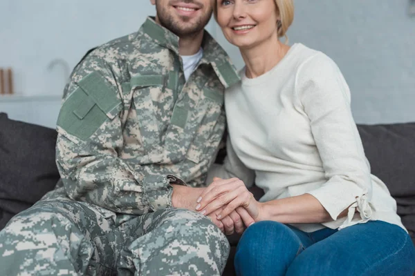 Częściowy Widok Uśmiechający Się Matki Syna Uprawiane Gospodarstwie Uniform Wojskowy — Zdjęcie stockowe