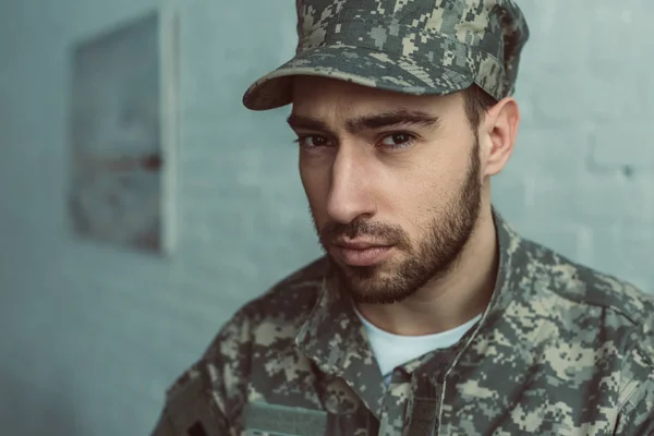 Portret Van Soldaat Militaire Uniform Kijken Camera Tegen Witte Bakstenen — Stockfoto