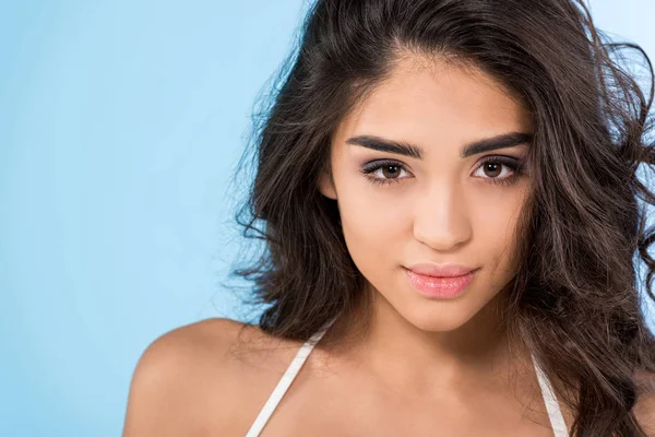 Retrato Bela Menina Morena Olhando Para Câmera Isolado Azul — Fotografia de Stock