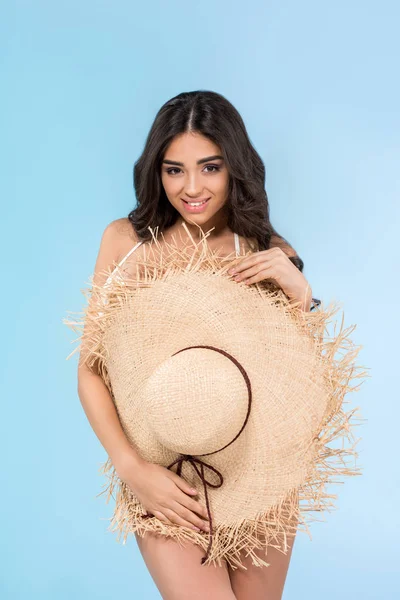 Attraente Giovane Donna Sorridente Posa Con Cappello Paglia Isolato Blu — Foto Stock