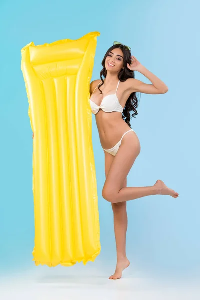 Mujer Morena Posando Con Colchón Inflable Amarillo Aislado Azul — Foto de stock gratis