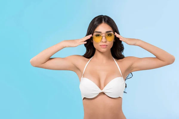 Bella Ragazza Posa Bikini Occhiali Sole Gialli Isolato Blu — Foto stock gratuita