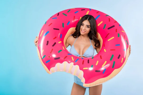 Mooi Meisje Poseren Met Trendy Opblaasbare Donut Ring Geïsoleerd Blauw — Stockfoto