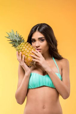 çekici kız taze ananas, sarı izole holding