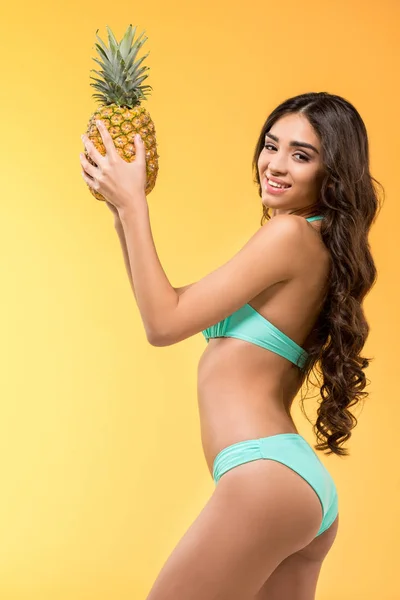 Hermosa Chica Bronceada Sosteniendo Piña Fresca Aislado Amarillo — Foto de Stock