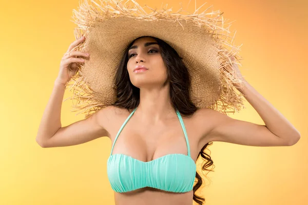 Hermosa Chica Bronceada Posando Sombrero Paja Aislado Amarillo — Foto de Stock