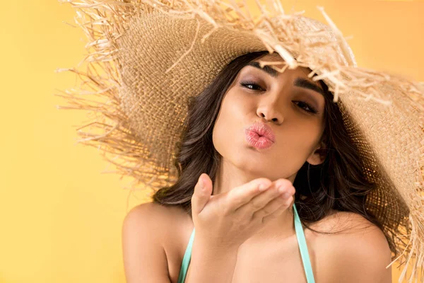 Hermosa Chica Sombrero Paja Soplado Beso Aislado Amarillo —  Fotos de Stock