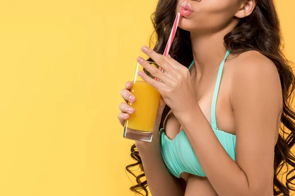 Vista Recortada Niña Posando Con Vaso Jugo Aislado Amarillo — Foto de stock gratuita