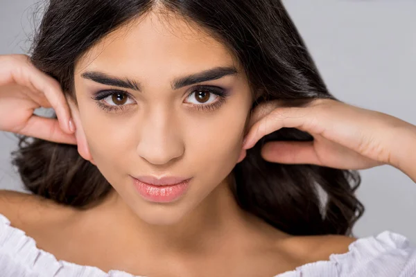 Ritratto Bella Ragazza Che Guarda Macchina Fotografica Isolata Grigio — Foto Stock