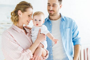 Anne baba yakınındaki ayakta iken Holding bebek kızı 