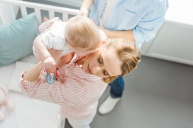Anne bebek beşik ve yakın duran Baba kızından yetiştirme