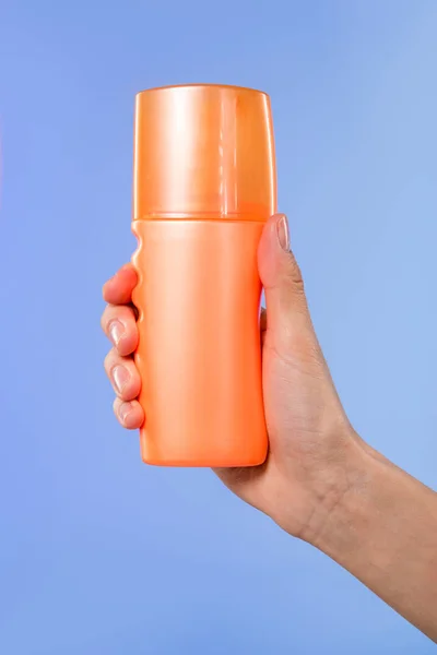 Abgeschnittene Ansicht Der Weiblichen Hand Mit Einer Flasche Sonnencreme Isoliert — Stockfoto