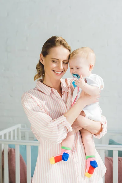 Sonriente Madre Sosteniendo Hija Bebé Con Maniquí Bebé —  Fotos de Stock