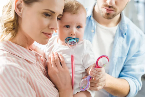 Immagine Ritagliata Del Padre Che Tocca Figlia Neonata Mentre Madre — Foto Stock