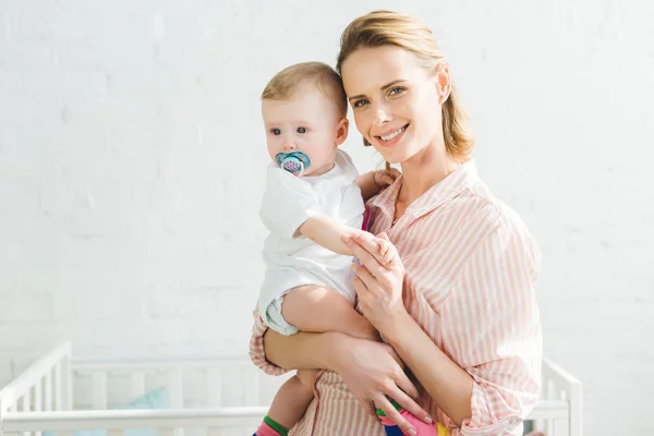 Sorrindo Mãe Segurando Criança Filha Com Bebê Boneco — Fotografia de Stock