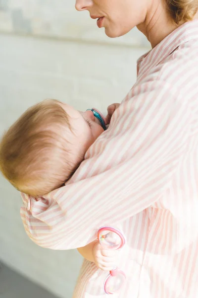 Vista Cortada Mãe Segurando Filha Infantil Com Boneco Bebê Brinquedo — Fotografia de Stock