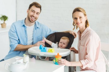 Biberon ve bebek sandalye plastik bloklarla bebek kızı ile anne