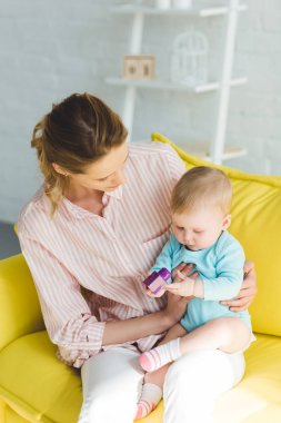 Anne ve bebek kız plastik blok ile oynamak