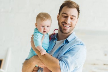 Mutlu genç Baba holding bebek kız elinde