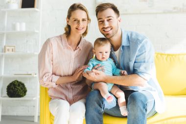 Elinde bebek kızı ile genç Beyaz aile portresi