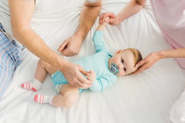 Anne bebek kızı yatakta oynamaktan görünümünü kırpılmış