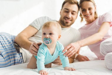 Anne bebek kukla küçük kızıyla dokunmadan gülümseyen