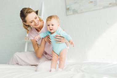 Genç anne holding bebek kız elinde