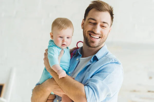 Happy Young Father Holding Infant Daughter Hands — Stock Photo, Image