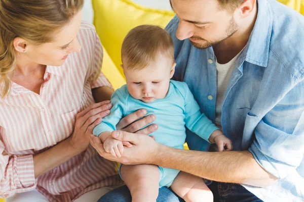 Giovani Genitori Che Tengono Mano Figlia Neonata — Foto Stock