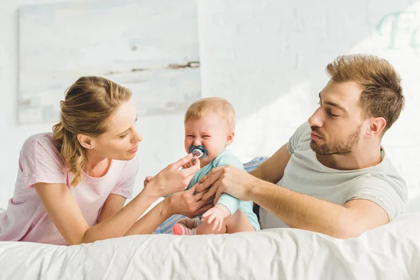 Jonge Ouders Proberen Kalmeren Huilende Dochtertje Met Baby Pop — Stockfoto