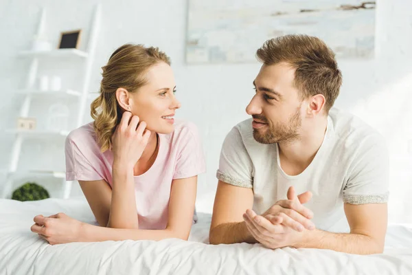 Lächelndes Junges Kaukasisches Paar Bett — Stockfoto