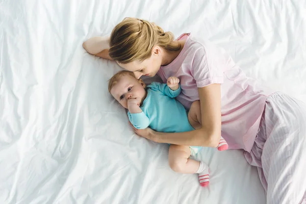 Visão Alto Ângulo Mãe Sorridente Com Filha Infantil Cama — Fotografia de Stock