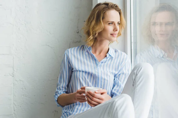 Elegante Giovane Donna Guardando Finestra Tenendo Mano Una Tazza Caffè — Foto Stock