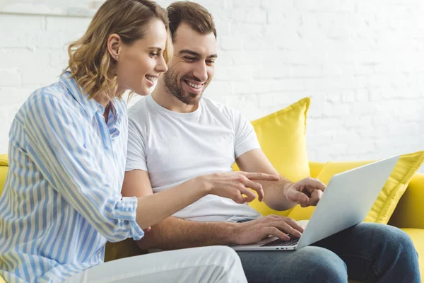 Junges Glückliches Paar Hat Spaß Mit Laptop — Stockfoto