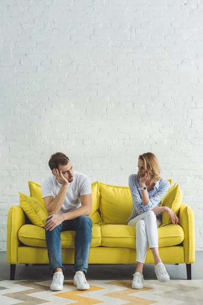 Jovem Casal Sentado Sofá Amarelo Quarto Moderno — Fotografia de Stock