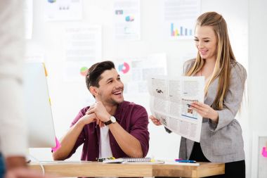 İşyeri ofis yeni pazarlama stratejisi tartışırken iş adamları
