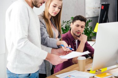 Kısmi görünümü Office işyerinde yeni pazarlama stratejisi tartışırken iş adamları