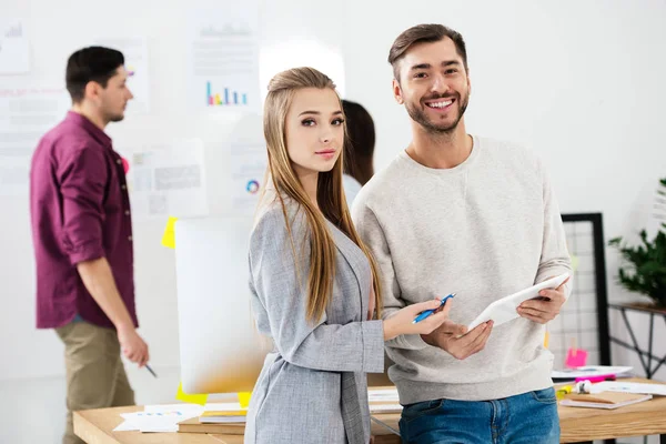 Selektive Fokussierung Junger Geschäftsleute Mit Tablet Büro — Stockfoto