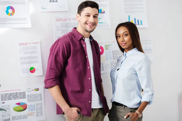 Porträtt Multietniskt Affärskollegor Whiteboard Med Papper Office — Stockfoto