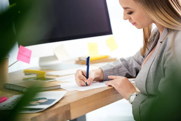 Vista Lateral Mujer Gerente Marketing Haciendo Papeleo Lugar Trabajo Oficina — Foto de Stock