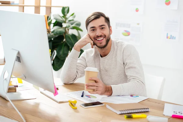 Portrait Homme Affaires Souriant Avec Café Pour Aller Sur Lieu — Photo