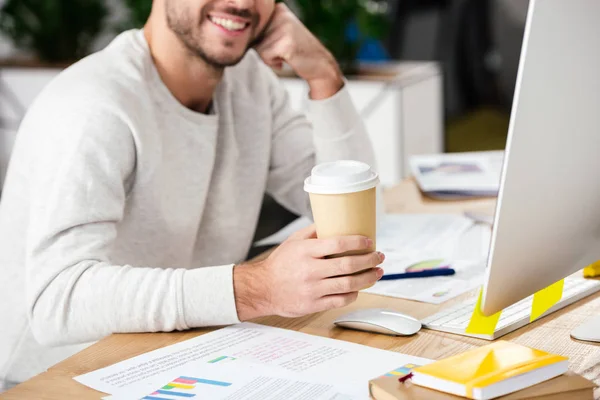 Tiro Recortado Empresário Sorridente Com Café Para Local Trabalho Escritório — Fotografia de Stock