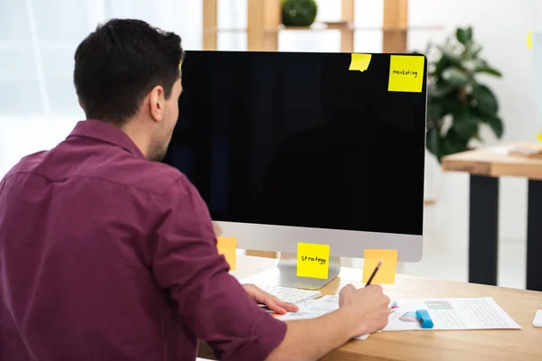 Gedeeltelijke Weergave Van Zakenman Werken Computer Werkplek Kantoor — Stockfoto